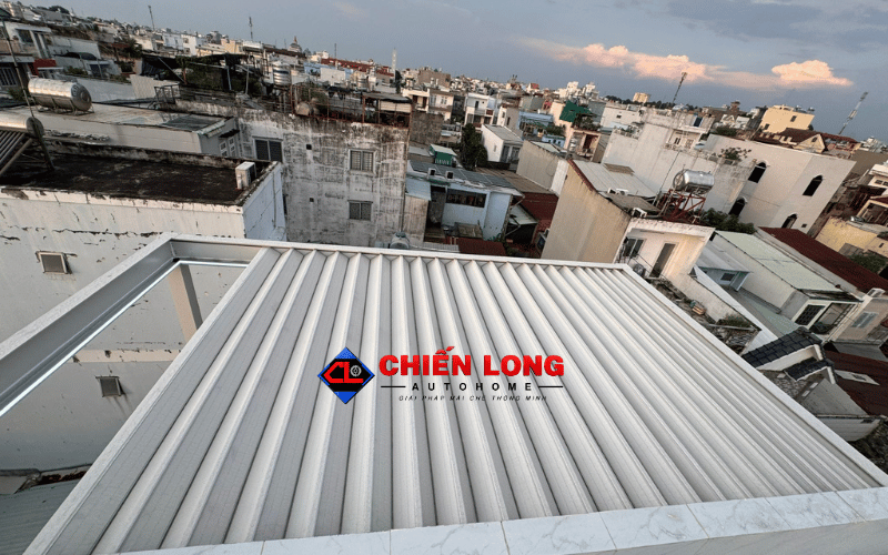 Mái nhôm xếp trượt mở một phần, để lộ khoảng trống bên trái khung mái.