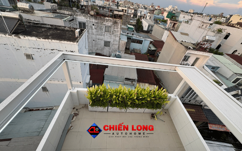 	Sân thượng nhìn từ trên xuống khi mái nhôm xếp trượt đã thu gọn về bên phải.