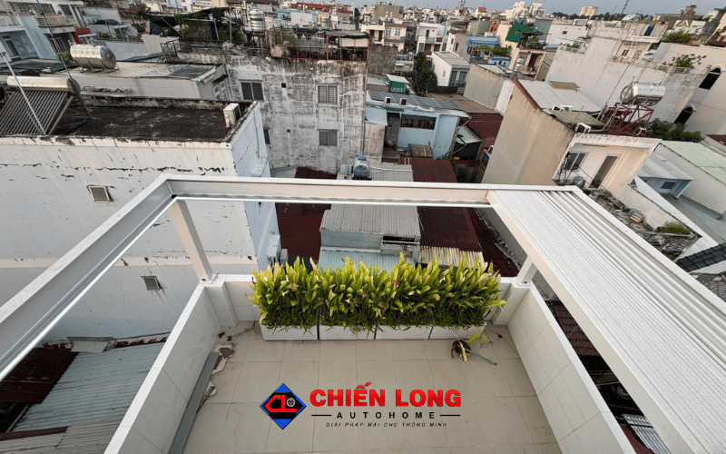 	Toàn cảnh sân thượng và bồn cây khi mái nhôm Ziczac đã mở rộng khoảng trời.