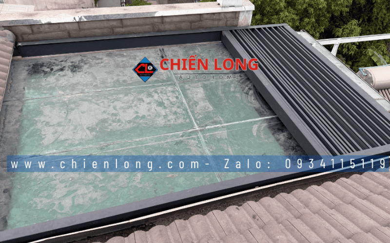 Mái nhôm Ziczac màu đen không chống nước thu về bên phải để lấy sáng qua mái kính.