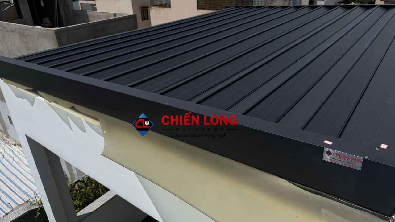 Mái nhôm Ziczac tự động che nắng trên mái Poly tại Tân Bình