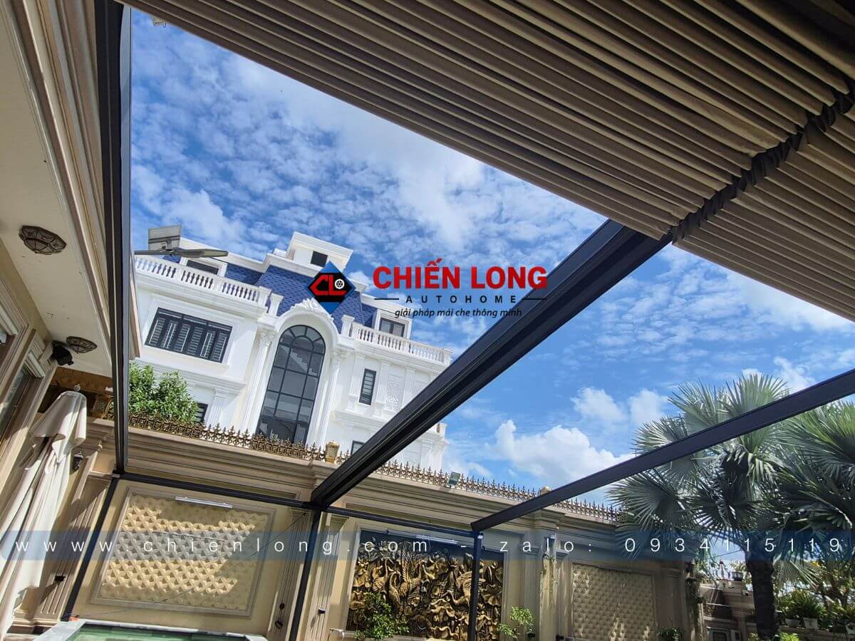 Mái xếp khung nhôm tích hợp đèn LED sang trọng vào ban đêm