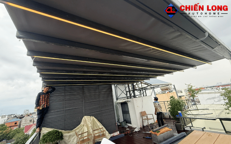 Mái xếp PVC màu xám tích hợp đèn LED tại sân thượng Bình Thạnh