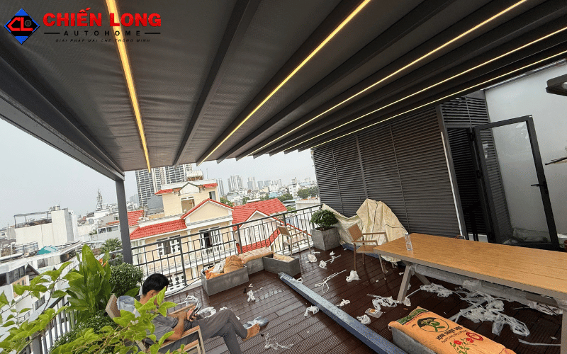 Mái xếp PVC che khu vực bàn ghế trên sân thượng tại Bình Thạnh