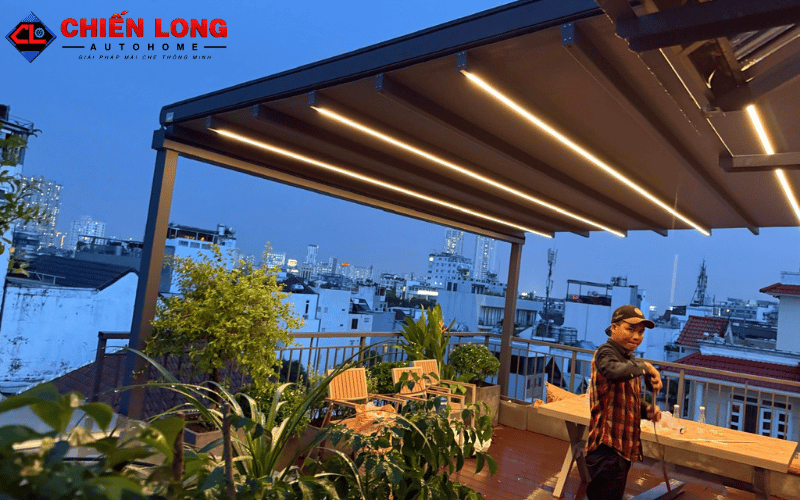 Mái xếp PVC sân thượng Bình Thạnh bật đèn LED ánh sáng vàng lúc chiều tối