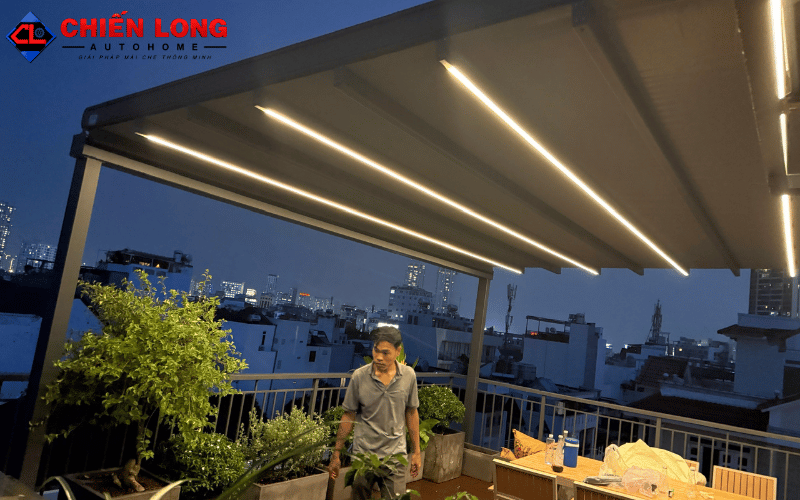 Các dải đèn LED dưới mái xếp PVC tại công trình Bình Thạnh