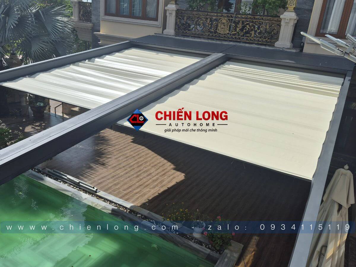 Mái xếp tự động che nắng và hạn chế lá cây rơi xuống hồ bơi