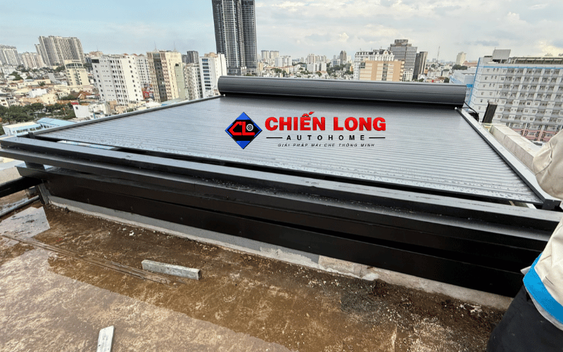 Mái nhôm cuốn tự động Chiến Long che nắng bảo vệ giếng trời trên sân thượng.