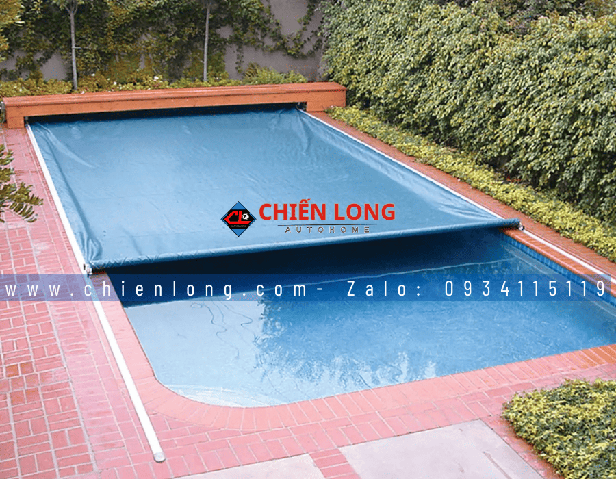 Mành che hồ bơi tự động giúp bảo vệ an toàn và giữ nước sạch lâu hơn