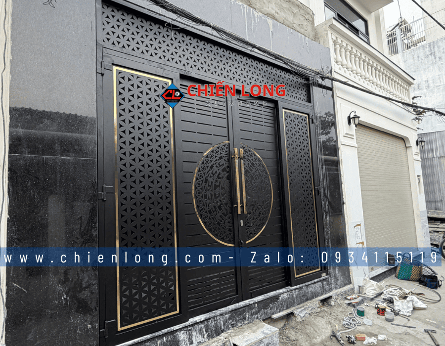 Mẫu cổng sắt 4 cánh CNC hiện đại đẹp 2025, phù hợp nhà phố và biệt thự cao cấp