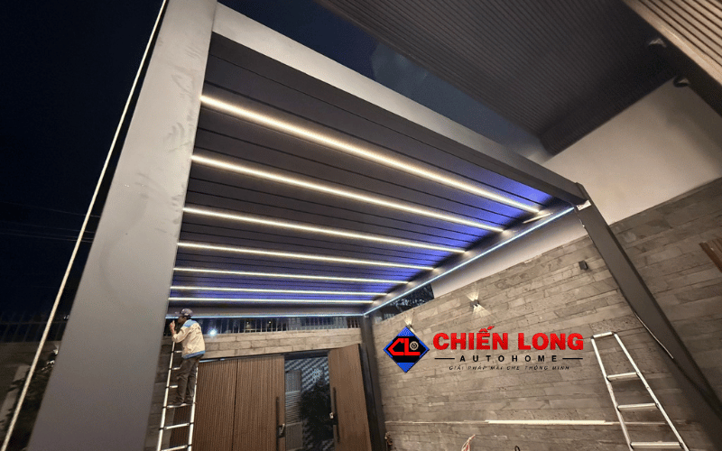 Đèn LED dưới mái nhôm nhà chòi nhìn từ bên dưới tại Thủ Dầu Một