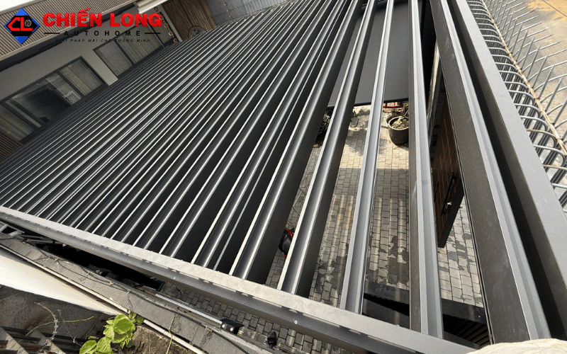Góc nhìn từ trên hệ lá nhôm mở nghiêng của nhà chòi tại Thủ Dầu Một