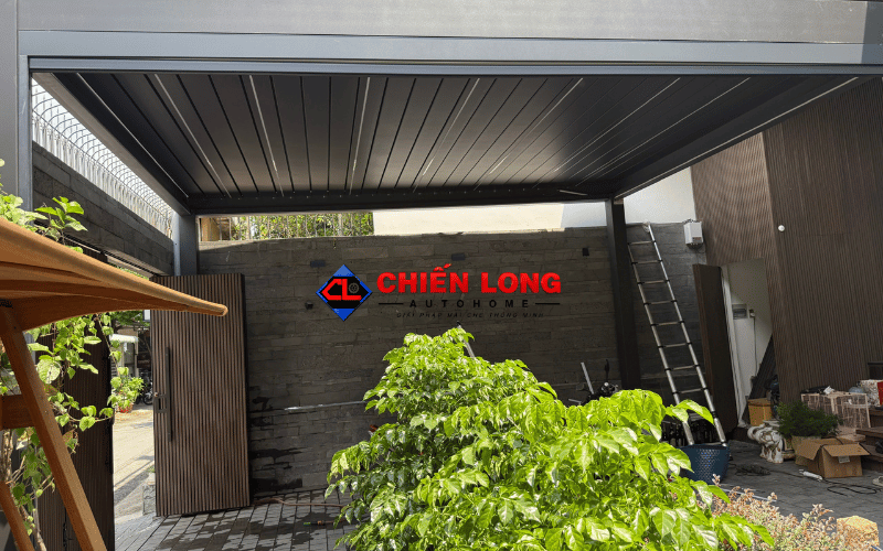 Không gian bên dưới nhà chòi mái nhôm cạnh sân vườn tại Thủ Dầu Một