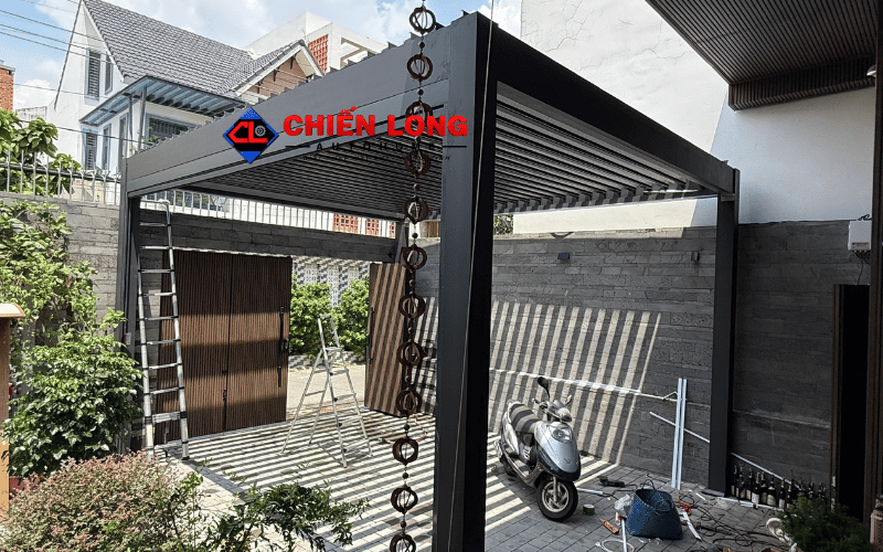 Toàn cảnh nhà chòi mái nhôm màu xám đậm tại công trình Thủ Dầu Một