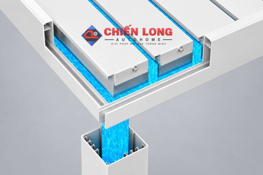 Chi tiết hệ thống thoát nước từ máng thu nước mái nhôm xếp lật tự động dẫn xuống bên trong trụ nhôm.
