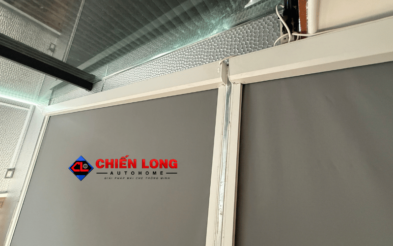 Chi tiết hộp cuốn màu trắng của hai bộ rèm ZIP tại Bình Thạnh