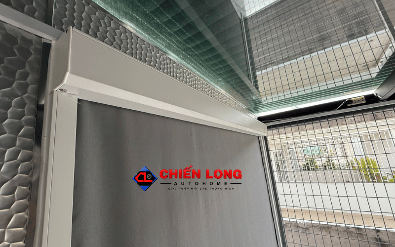 Góc liên kết giữa hộp cuốn và ray rèm ZIP khung trắng tại Bình Thạnh
