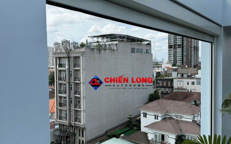 Góc nhìn ra ngoài ban công khi rèm Zipper thu gọn tại công trình Bình Thạnh