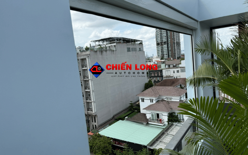 Không gian ban công có rèm Zipper thu gọn và cây xanh tại Bình Thạnh