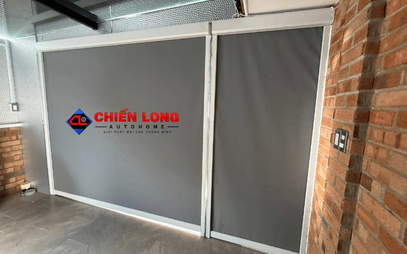 Hai bộ rèm ZIP màu xám khung trắng lắp liền kề tại Bình Thạnh
