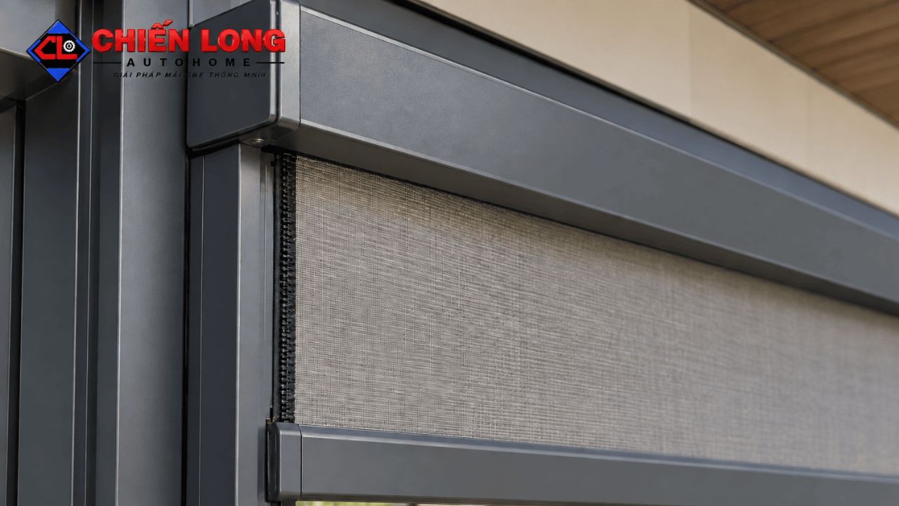 Hai bộ rèm ZIP ngoài trời ở trạng thái hạ rèm và mở thoáng