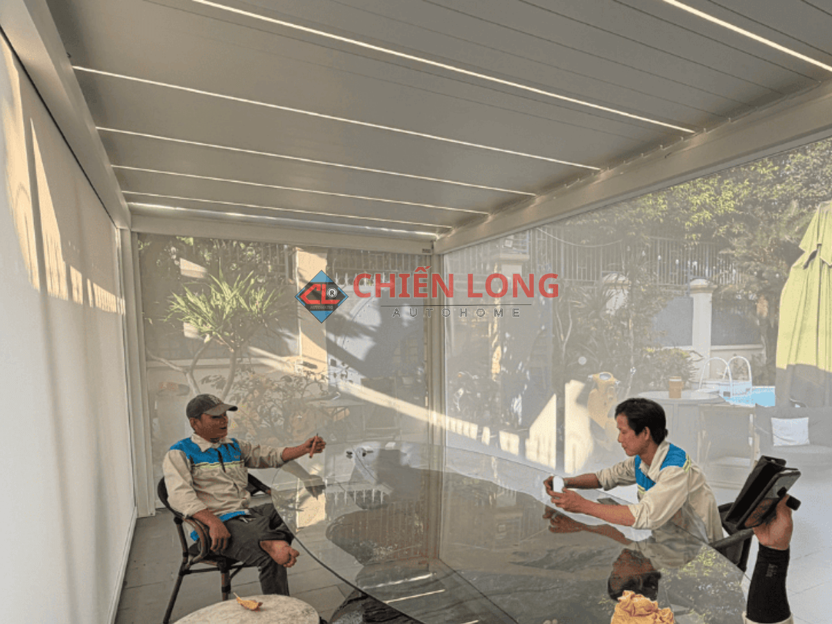 Rèm Ziper tự động 4 hướng vải trắng kem cách sáng 70%