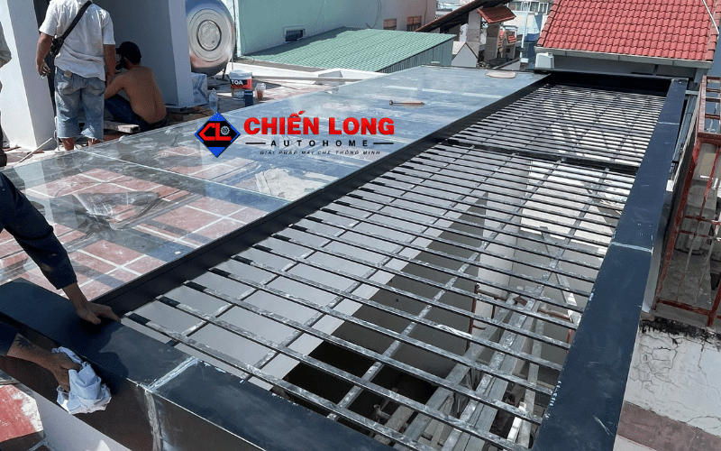 Thi công khung giếng trời lùa tự động và hệ song bảo vệ trên sân thượng