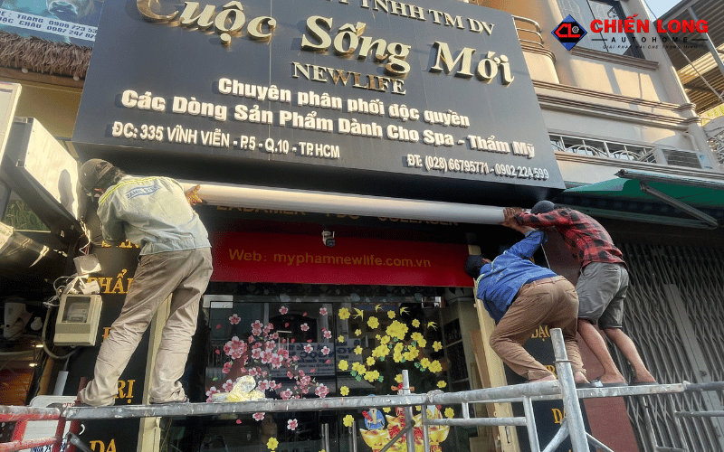 Thi công mái hiên tự động trên giàn giáo trước cửa hàng Cuộc Sống Mới tại Quận 10