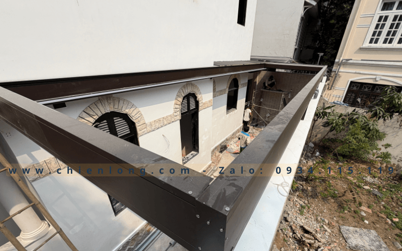 thi công mái nhôm che giếng trời tự động