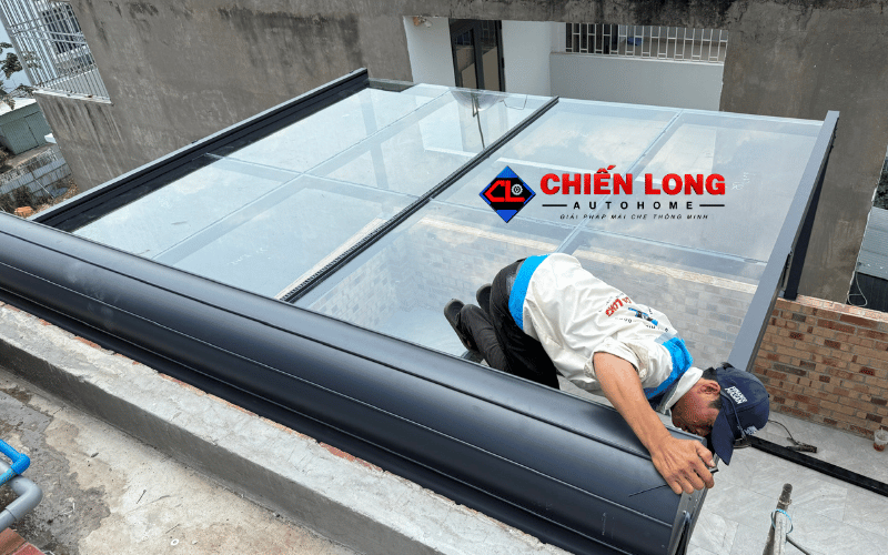 Kỹ thuật viên căn chỉnh đầu hộp mái nhôm cuốn tại công trình Bình Thạnh