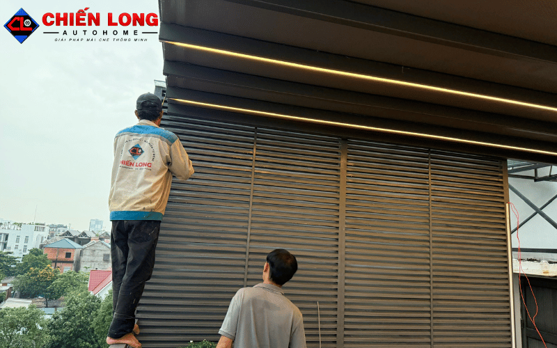 Kỹ thuật viên thi công mái xếp PVC tích hợp đèn LED tại Bình Thạnh