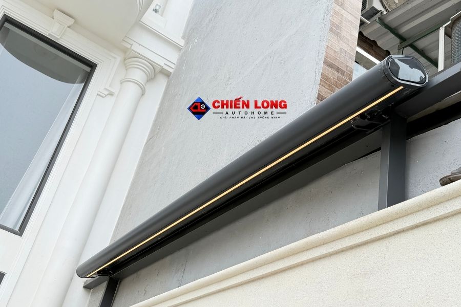 Mái hiên hộp kín màu tối ở trạng thái thu gọn