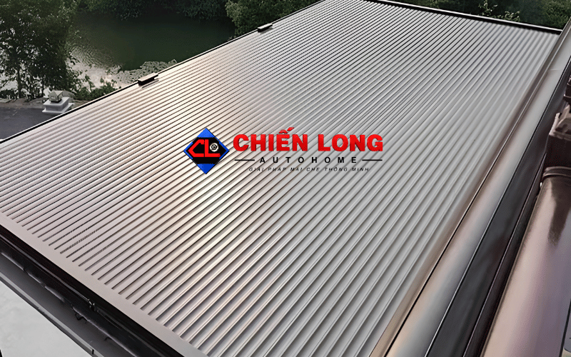Toàn cảnh mái nhôm cuốn tự động Chiến Long lắp đặt ngoài trời nhìn từ trên cao.