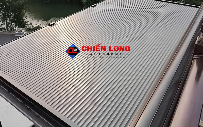Toàn cảnh mái nhôm cuốn màu sáng ở trạng thái đóng che phủ, nhìn từ trên xuống