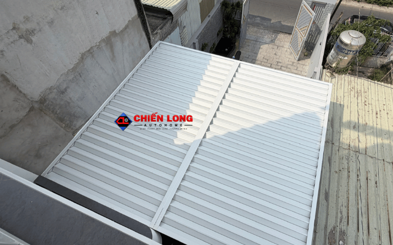 Toàn cảnh mái nhôm Ziczac màu trắng hệ chống nước ở trạng thái đóng, nhìn chéo từ trên cao.