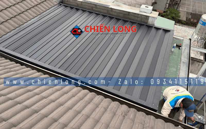 	Toàn cảnh mái nhôm Ziczac màu đen hệ không chống nước lắp phía trên mái kính.