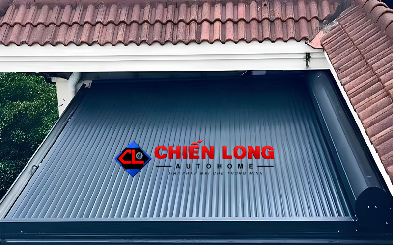 Mái nhôm cuốn che nắng phía trên mái kính tại công trình