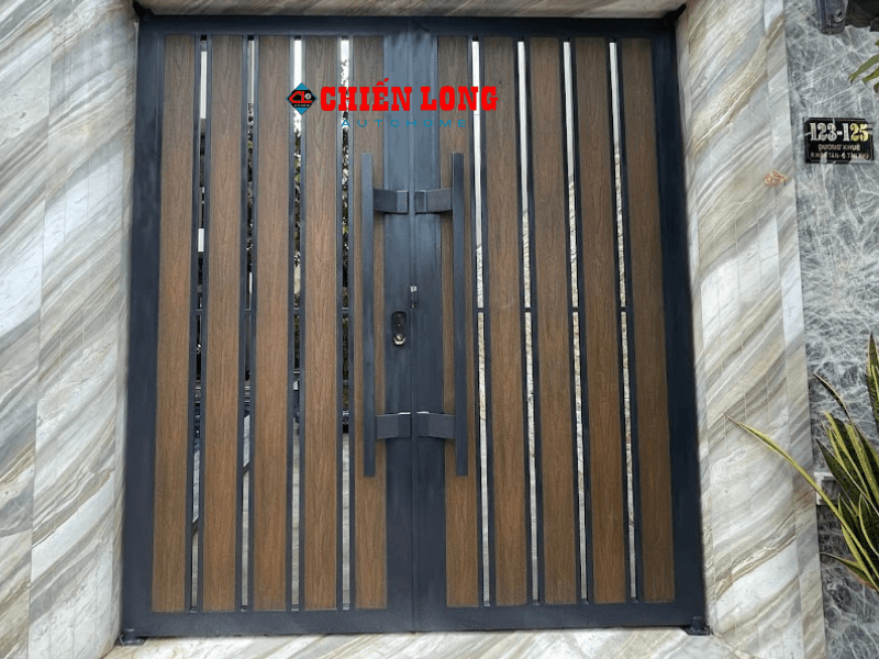 Mẫu cửa cổng 2 cánh ốp gỗ nguyên sinh + bề mặt phủ PVDF/ASA, chống tia UV