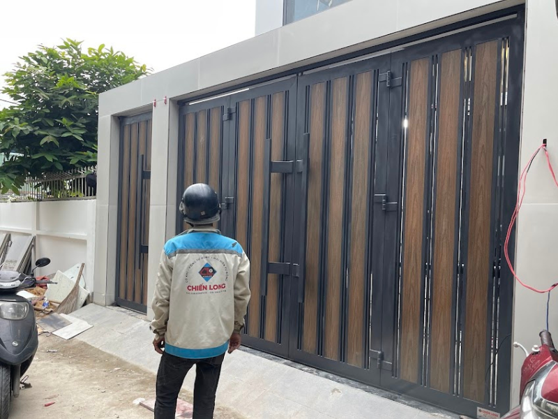 Mẫu cửa cổng 4 cánh xếp ốp nhựa Gỗ nguyên sinh + Bề mặt phủ PVDF/ASA, chống tia UV