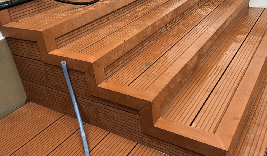 Sản phẩm ốp cầu thang nhựa giả gỗ bảo hành 10 năm đảm bảo cho bạn sự yên tâm và hài lòng với bộ cầu thang tuyệt đẹp. Với chất liệu mô phỏng giả gỗ, sản phẩm mang đến vẻ đẹp và tính thẩm mỹ cao. Hãy làm mới không gian sống của bạn với bộ cầu thang này.