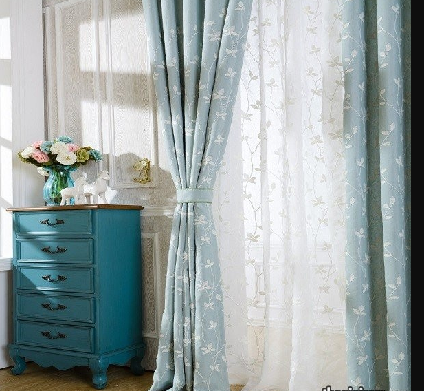 Chọn cho mình một bộ rèm cửa màu xanh ngọc để trang trí, thêm sắc màu vào không gian sống của mình.