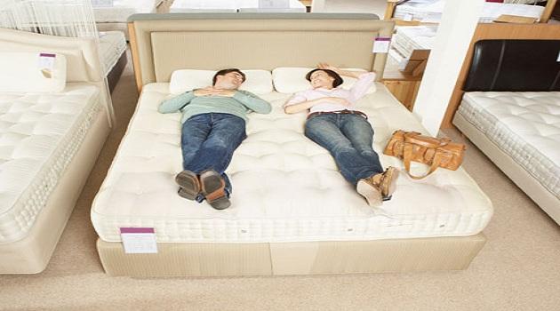 Nên đến trực tiếp và nằm thử khi chọn mua đệm