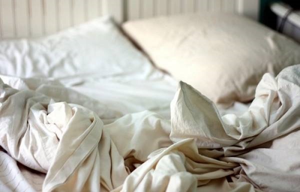 Những nguy hại khôn lường từ chăn ga gối đệm bẩn