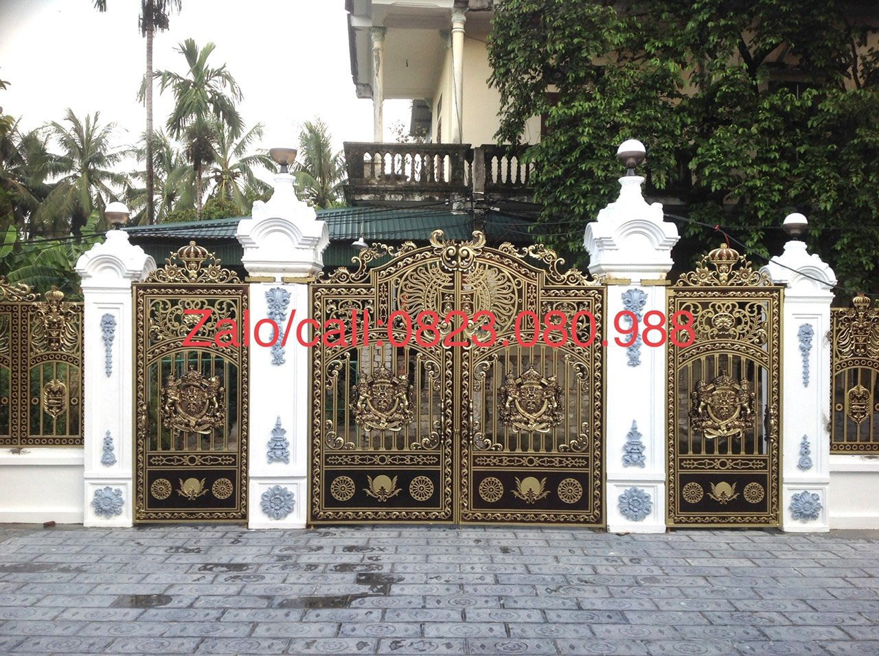 Đầu trụ cổng biệt thự tân cổ điển là chi tiết tạo nên vẻ đẹp độc đáo của ngôi nhà. Với thiết kế hoa văn tinh tế và chất liệu cao cấp, đầu trụ tạo nên một vẻ đẹp sang trọng và đẳng cấp cho ngôi nhà của bạn. Hãy nhấn vào hình ảnh để khám phá mẫu đầu trụ mới nhất!