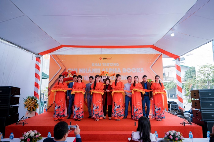 ALPHA BOOKS TƯNG BỪNG KHAI TRƯƠNG NHÀ SÁCH CHI NHÁNH VINH