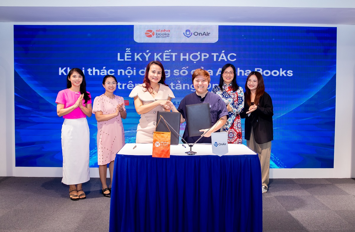 LỄ KÝ KẾT HỢP TÁC KHAI THÁC NỘI DUNG SỐ CỦA ALPHA BOOKS TRÊN NỀN TẢNG ONAIR