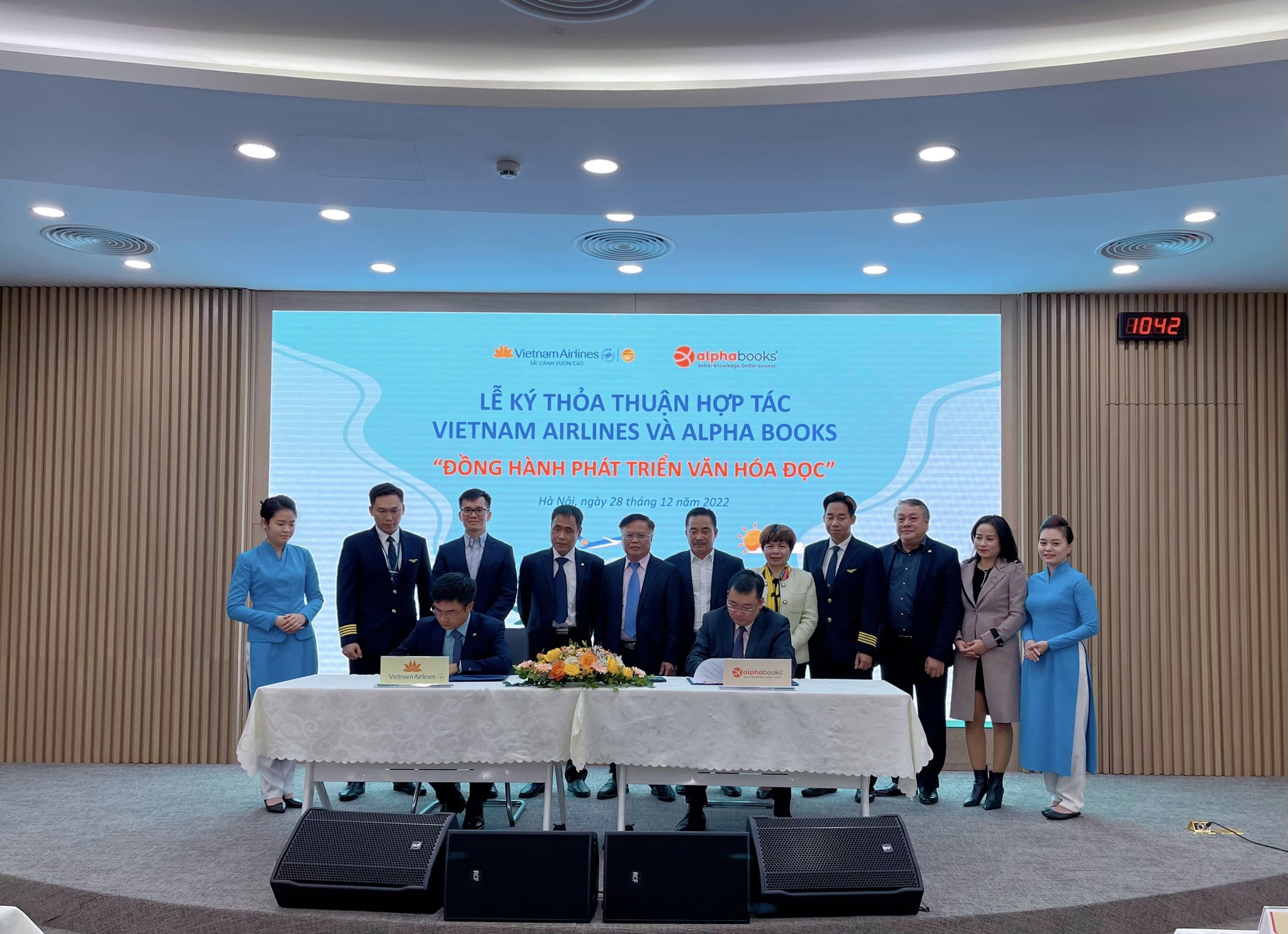 LỄ KÝ KẾT THỎA THUẬN HỢP TÁC GIỮA VIETNAM AIRLINES VÀ ALPHA BOOKS