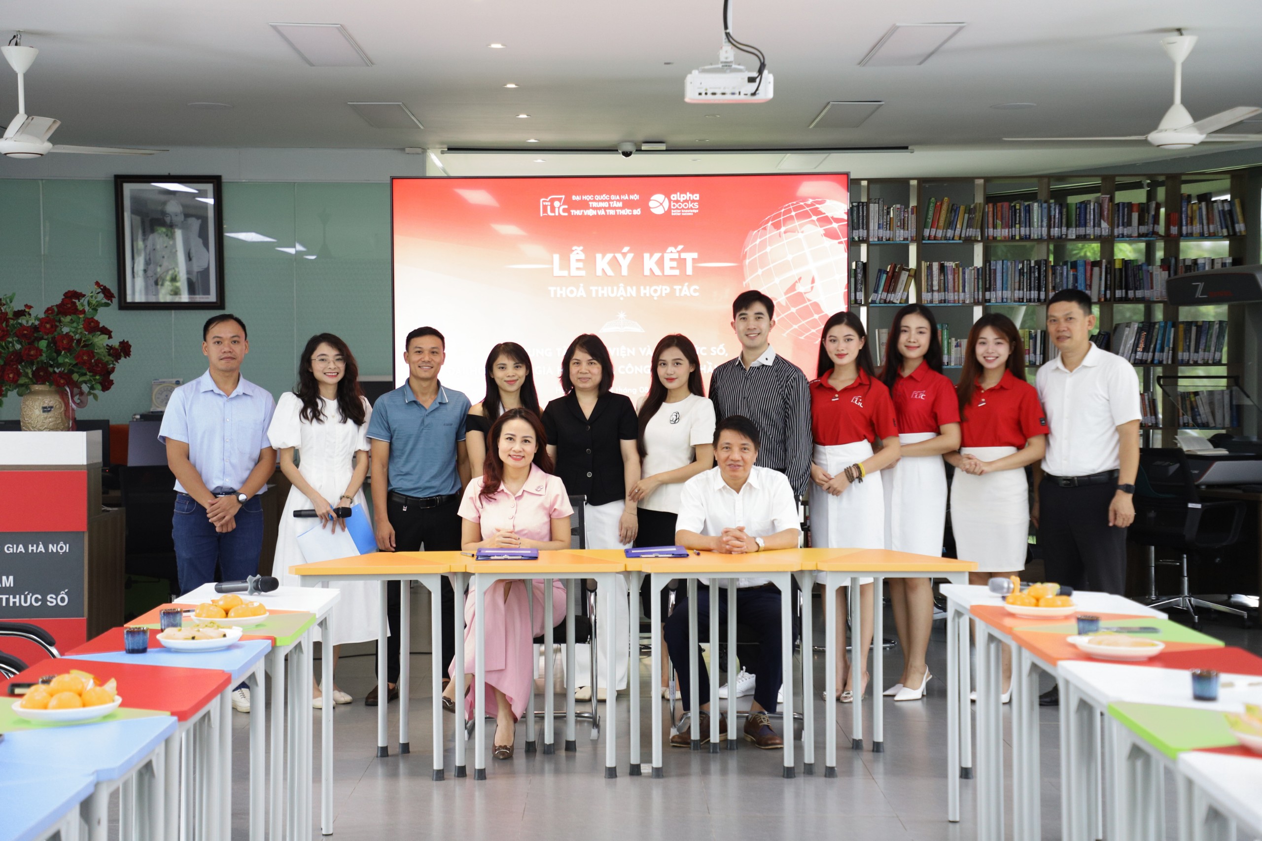 LỄ KÝ KẾT THỎA THUẬN HỢP TÁC GIỮA TRUNG TÂM THƯ VIỆN VÀ TRI THỨC SỐ, ĐẠI HỌC QUỐC GIA HÀ NỘI VÀ ALPHA BOOKS