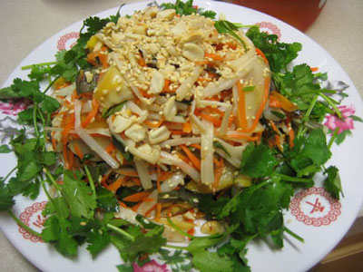 Chế biến món nộm ốc xoài