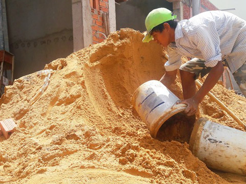 Cát xây dựng tại Sài Gòn tăng giá gấp đôi, cửa hàng báo giá từng giờ